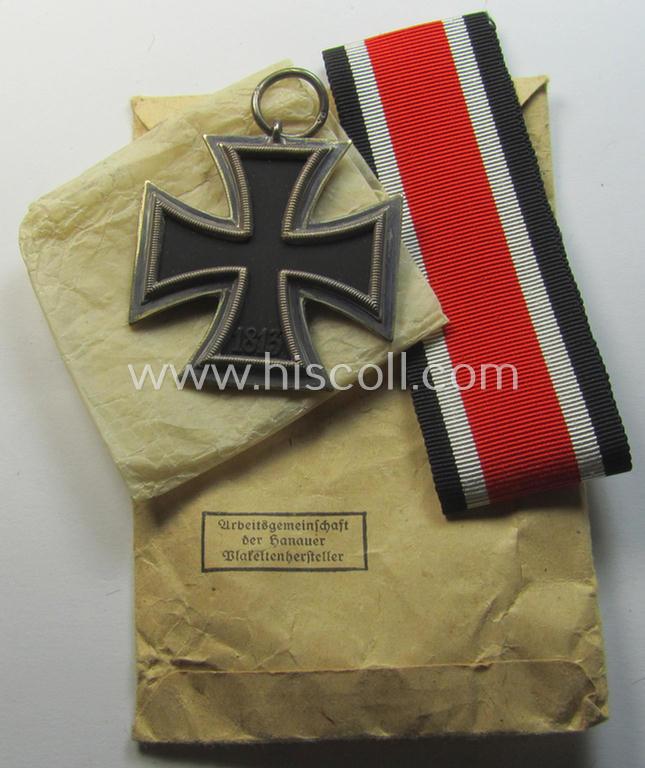 Maker- (ie. '24'-) marked 'Eisernes Kreuz II. Klasse' in pouch by the: 'AG der Hanauer Plakettenhersteller'