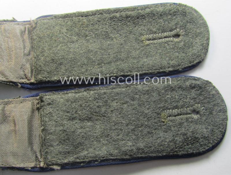 Pair of early-war-period, WH (Heeres), 'M40'- (ie. 'M41'-) pattern, EM-type shoulderstraps as was intended for a: 'Soldat eines Sanitäts-Abtlgs.'