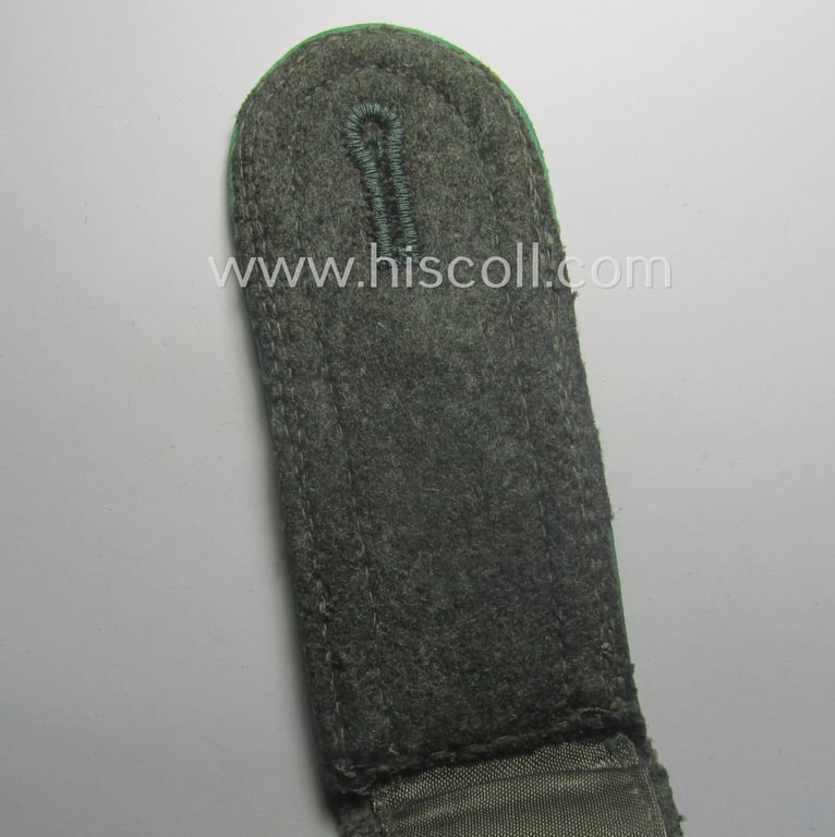 Single - but nevertheless scarcely seen! - WH (Heeres) NCO-type shoulderstrap as was piped in the darker-green branchcolour as was intended for an: 'Unteroffizier' who served within a: 'Jäger- o. Gebirgsjäger-Rgts.'