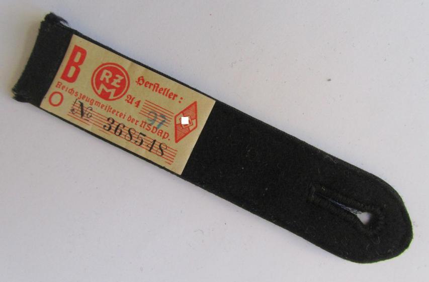 Superb, 'DJ' ('Deutsches Jungvolk') shoulderstrap that was intended for usage by a member within 'Bann 539' (539 = Vöcklabruck), being a virtually mint-/unissued example still retaining its period-attached 'RzM'-etiket