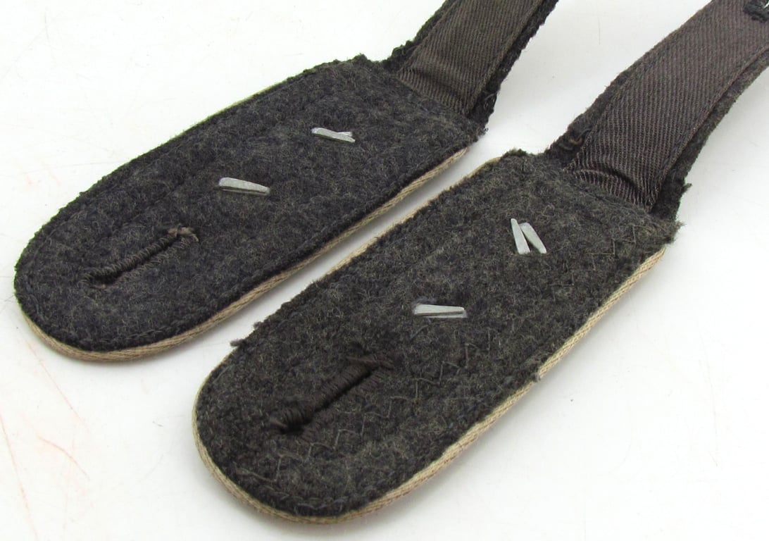 Luftwaffe Hermann Göring Division Oberfeldwebel shoulder boards.