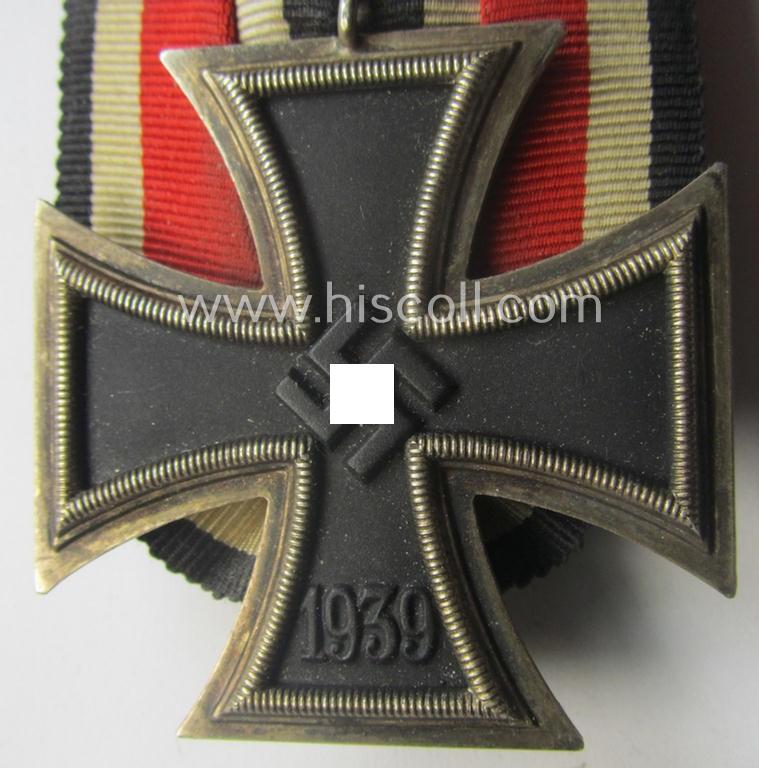 'Einzelspange' (ie. single-pieced medal-bar) showing an Iron Cross 2nd class (or: 'Eisernes Kreuz 2. Klasse') by a (by me) unidentified maker