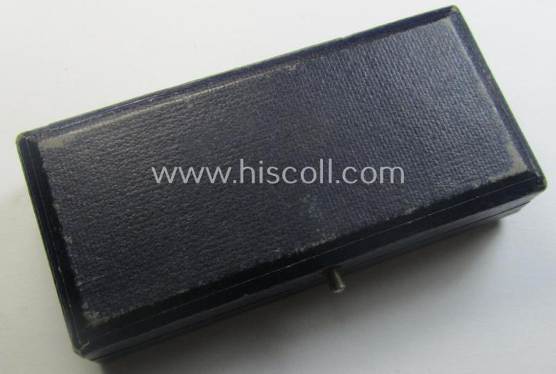 WH (Luftwaffe) etui as was intended to store a: 'Frontflugspange für Kampfflieger - Silber' (or: silver-class bomber-pilots'-clasp ie. FFS) that is showing the imprinted text: 'Frontflugspange für Kampfflieger - Silber'