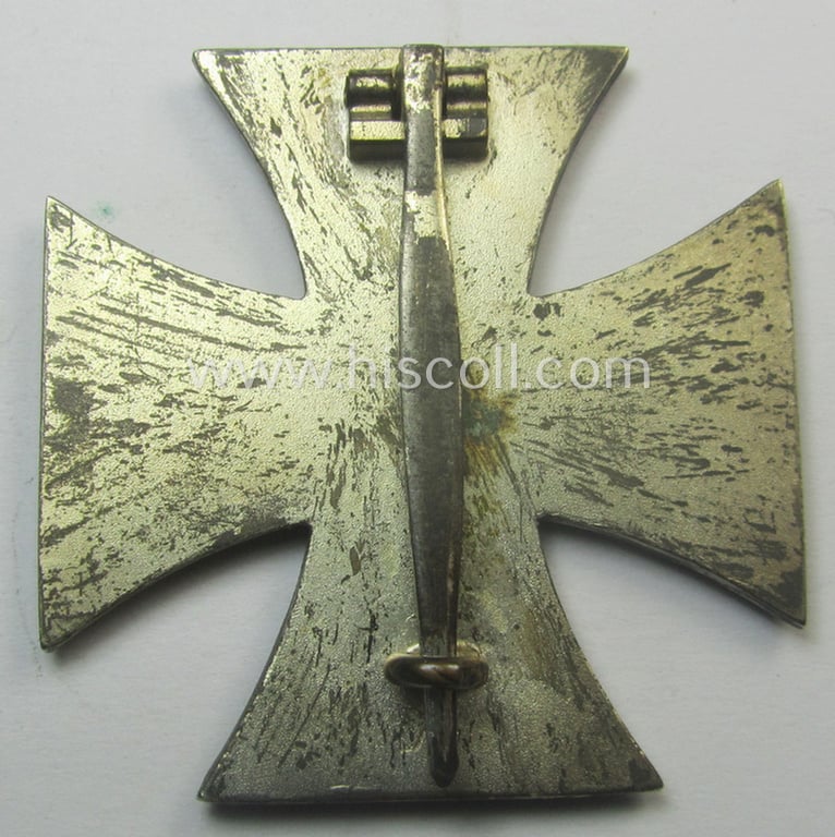 Superb, 'Eisernes Kreuz 1. Kl.' (or: Iron Cross 1st class) being a (typical) maker- (ie. 'L/57'-) marked example as was produced by the maker (ie. 'Hersteller'): 'Boerger & Co.' and that comes in its period etui as issued