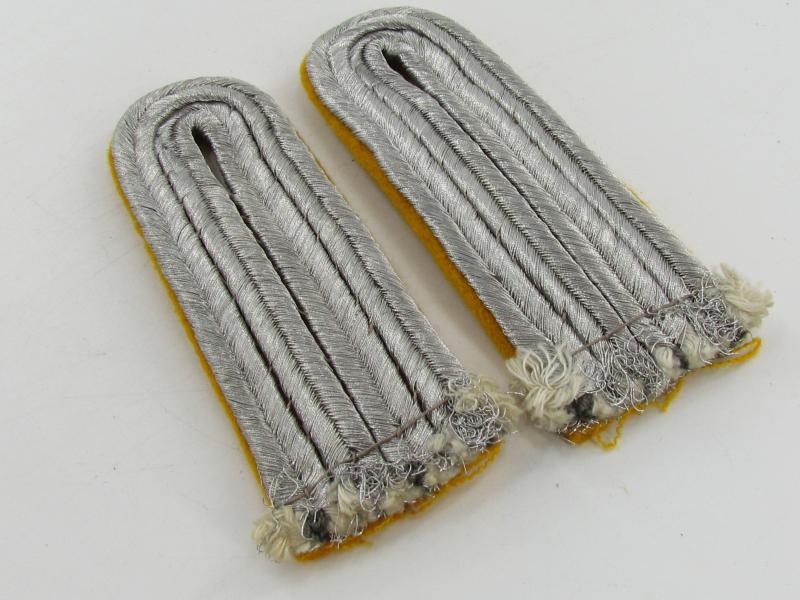 Luftwaffe flying personnel Leutnant shoulder boards