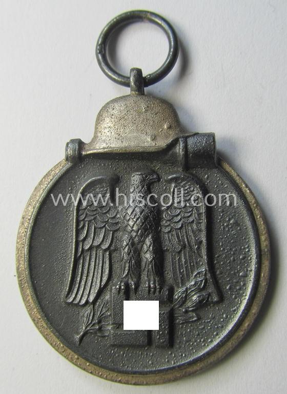 Attractive medal-set: 'Winterschlacht im Osten 1941-42' being a maker- (ie. '14'-) marked- (and/or 'Feinzink'-based) specimen by the maker: 'L.Chr. Lauer' and that comes together with its (minimally confectioned) ribbon (ie. 'Bandabschnitt'...