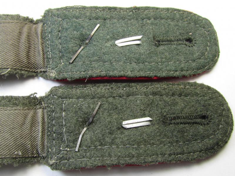 Superb - and/or fully matching! - pair of mid-war-period, so-called: 'M43'-pattern WH (Heeres) NCO-type shoulderstraps as piped in the 'karmesinroter'-coloured branchcolour as was intended for a: 'Feldwebel u. Mitglied der Veterinär-Truppen'