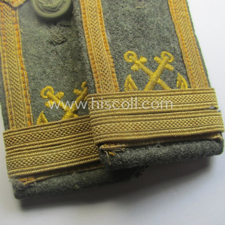 Superb - scarcely encountered and fully matching! - pair of 'cyphered' WH (Kriegsmarine) NCO-type shoulderstraps as was intended for usage by an: 'Unterfeldwebel u. Offiziers-Anwärter eines Küsten-Artillerie-Abtlgs.'