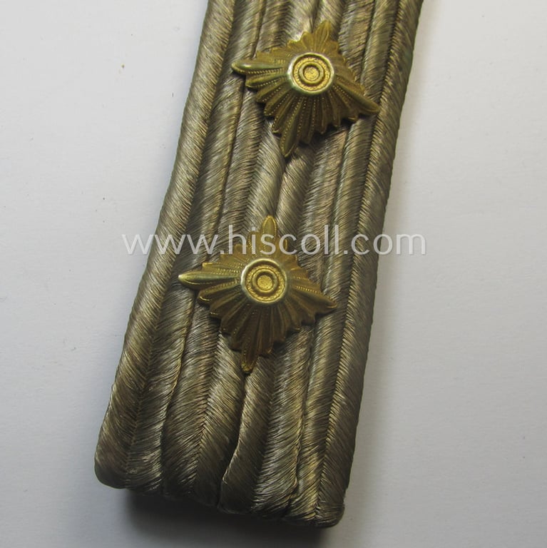 Single, early- ie. mid-war-period  WH (Kriegsmarine) officers'-type shoulderboard as was intended for usage by a: 'Kapitänleutnant'