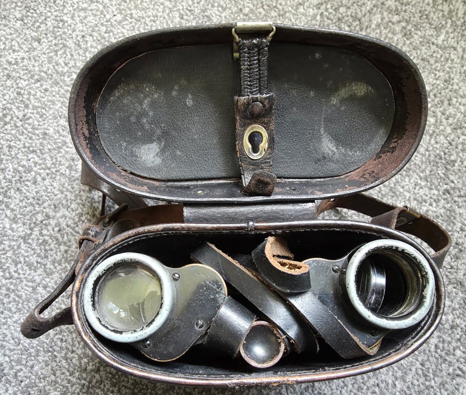 Wehrmacht Bakelite 6x30 Binoculars and carrying case (Behälter)
