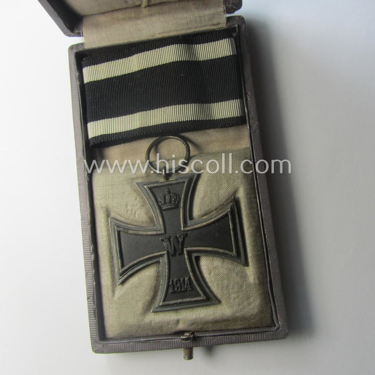 Attractive - and quite unusual! - WWI-period: 'Eisernes Kreuz II. Klasse' (or: iron cross second class) being a non-maker-marked example that comes stored in its luxuriously-styled, blue-coloured etui as issued and/or found