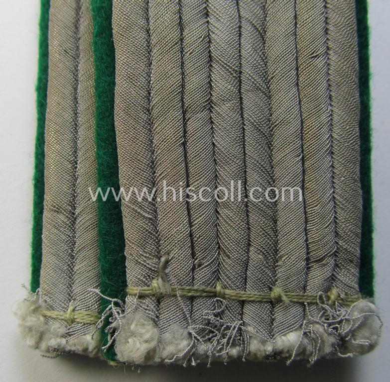 Attractive - and fully matching! - pair of WH (Heeres) officers'-type shoulderboards as piped in the darker-green-coloured branchcolour as was intended for usage by a: 'Leutnant eines Jäger- o. Gebirgsjäger Regiments'