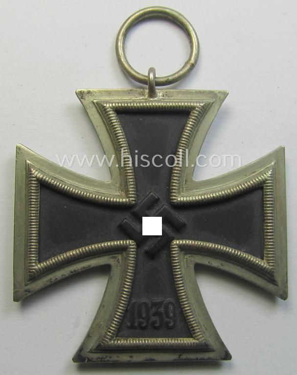 'Eisernes Kreuz 2. Kl.' being a maker- (ie. '44'-) marked example that comes stored in its period 'Zellstoff'-based pouch by the: 'Jakob Bengel'-company