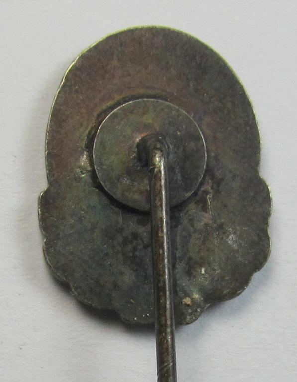 Attractive - and actually rarely seen! - silver-toned- and/or neatly enamelled, so-called: DDAC (ie. 'Der Deutsche Automobil Club') honorary-badge (or: 'Silberne Ehrennadel 1934') being a non-maker-marked example