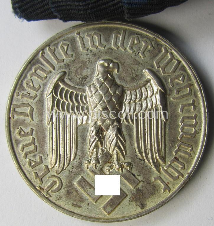 Attractive, WH (Heeres o. KM) so-called: 'Einzelspange' (of the 'detachable'-pattern) showing a: 'WH-Dienstauszeichnung 4. Stufe' (as was intended for 4 years of loyal-service) and that shows a Heeres o. KM-type-eagle-device, period-attached