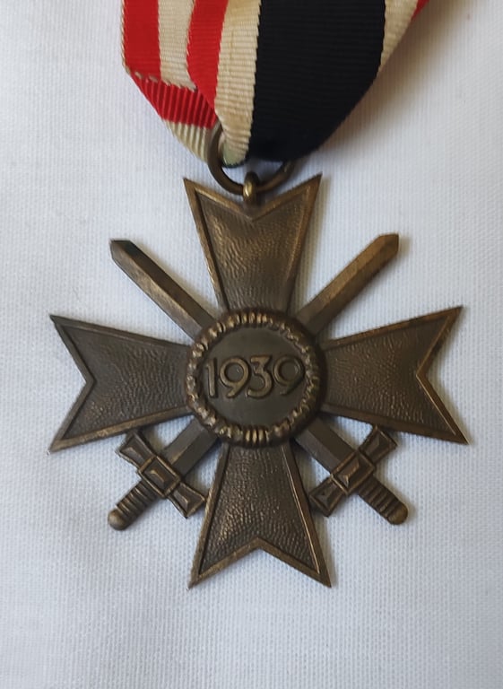 Medal set: KvK 2. 'Klasse mit Schwerten' (War merit cross with swords) and issue packet