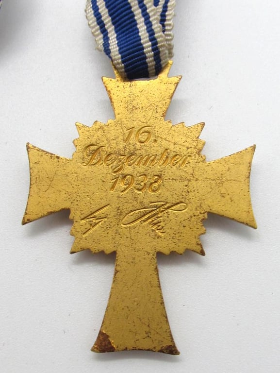 Mother’s cross in gold with box ( R. Souval )
