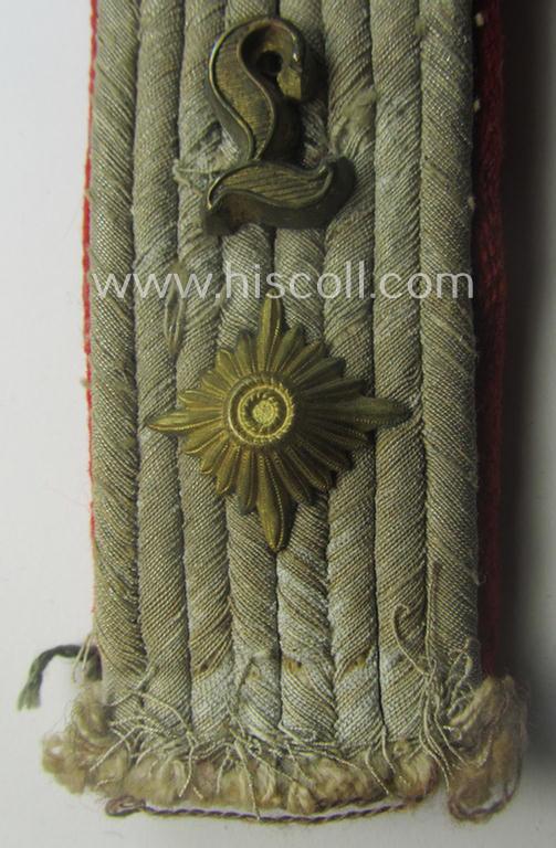 Single, WH (Heeres) neatly 'cyphered', officers'-type shoulderboard as was piped in the bright-red branchcolour as was intended for an: 'Oberleutnant eines Artillerie-Lehr-Abts.'