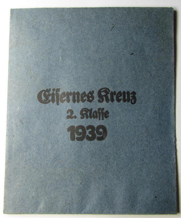 Neat, 'Zellstoff'-based medal-pouch, entitled: 'Eisernes Kreuz 2. Klasse 1939' being a darker-blue-coloured example as executed in typical: 'Zellstoff'-based paper, as was produced by the maker: 'Carl Forster & Graf'