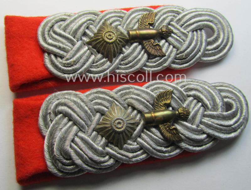 Attractive - and/or fully matching! - pair of 'cyphered' WH (Heeres) officers'-type shoulderboards as piped in the bright-red branchcolour as was specifically intended for usage by an: 'Oberstleutnant der Heeres-Flak-Artillerie-Truppen'