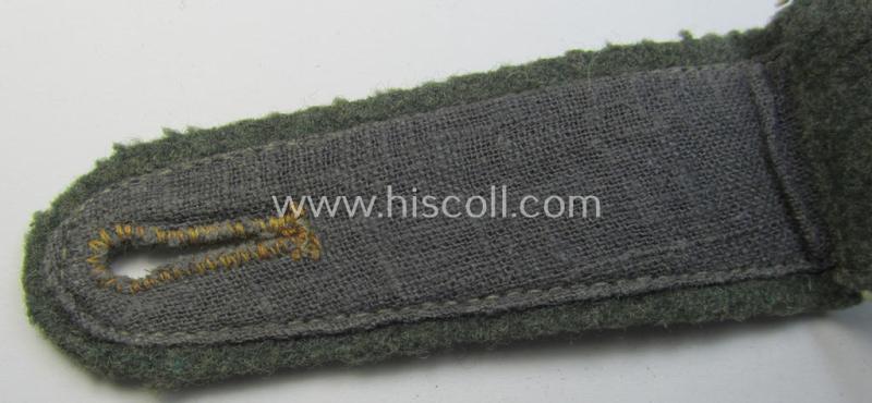 Single - albeit nevertheless rarely seen! - WH (Heeres) NCO-type, 'M40- (ie. 43'-) pattern- and neaty 'cyphered' shoulderstrap as was intended for usage by a: 'Soldat der Inf.-Truppen u. Mitglied einer Unteroffiziersschule'