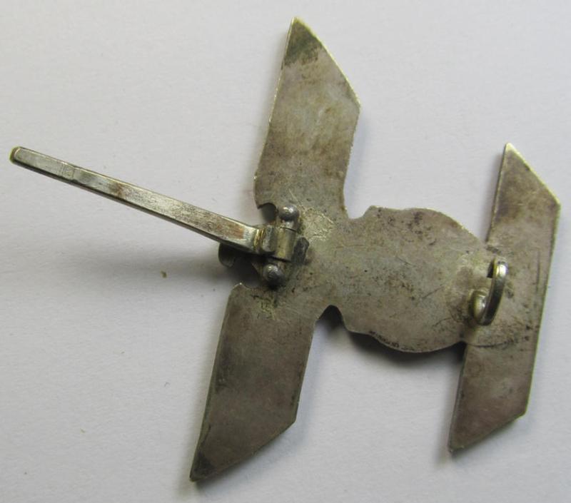 Attractive - and rarely seen! - example of a: 'Wiederholungsspange zum EK I. Klasse' (or: bar to the WWI IC first-class) as was produced by the maker (ie. 'Hersteller'): 'B.H. Mayer's Kunstprägeanstalt'