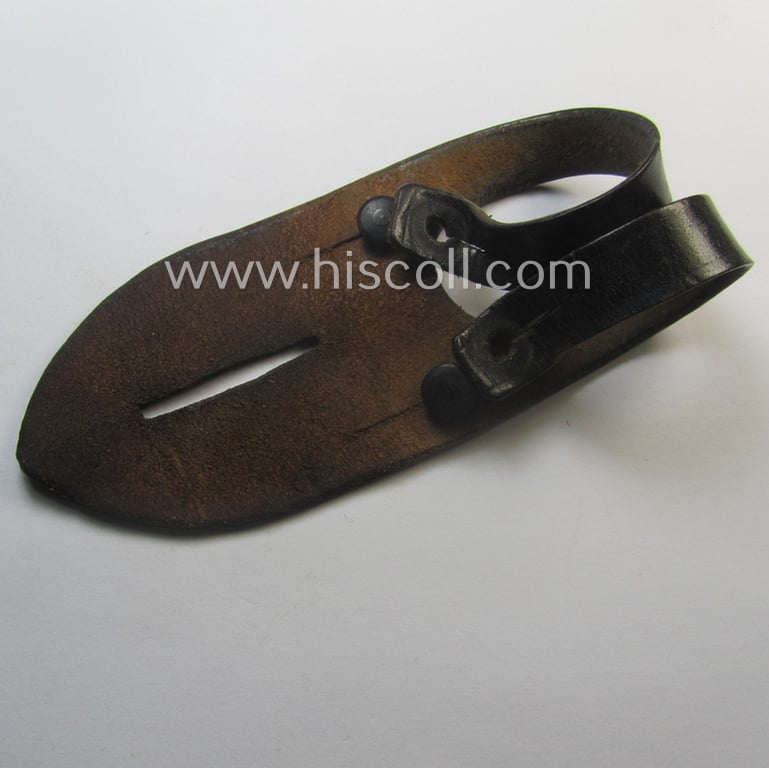 'Standard-issue'-pattern, WH binoculars (ie. 'Dienstglas 6 x 30 o. 10 x 50') 'anti-movement flap' (or: 'Tragelasche für Dienstgläser') as was executed in black-coloured leather being a maker- (ie. 'BEH'-) marked and/or: '1943'-dated example