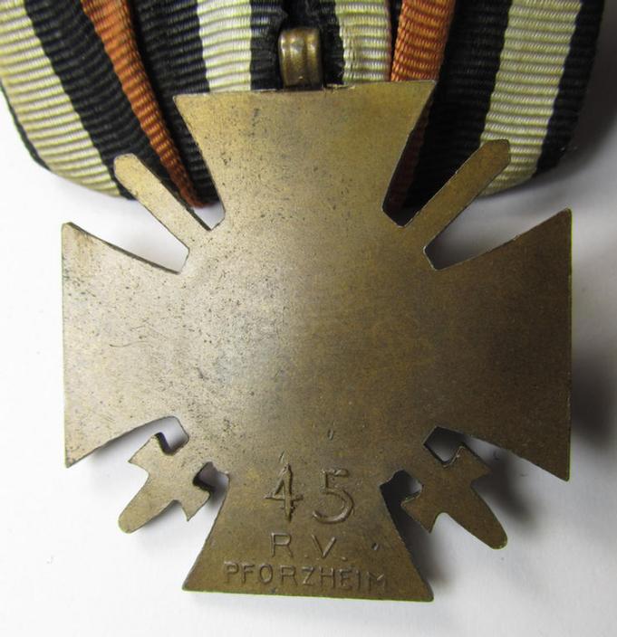 Bronze-toned so-called: 'Einzelspange' showing a: 'Frontkämpferkreuz 1914-18 mit Schwerter' (ie.: 'Kriegsteilnehmerkreuz 1914-18 mit Schwerter') being a detailed- and/or IMO zinc- ie. 'Feinzink'-based, specimen