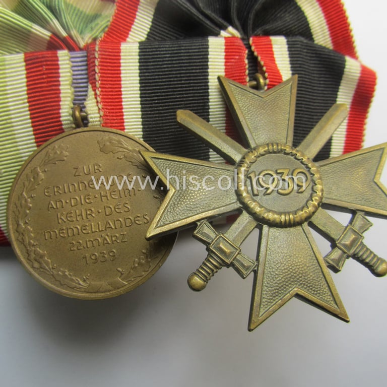 Superb example of a 2-pieced medal-bar (ie.: 'Orden- o. Doppelspange') resp. showing a: 'KvK 2. Klasse mit Schw.' and a WH Memelland 'Anschluss'-medal: '22 März 1939' (being of the so-called: 'slanted G'-type)