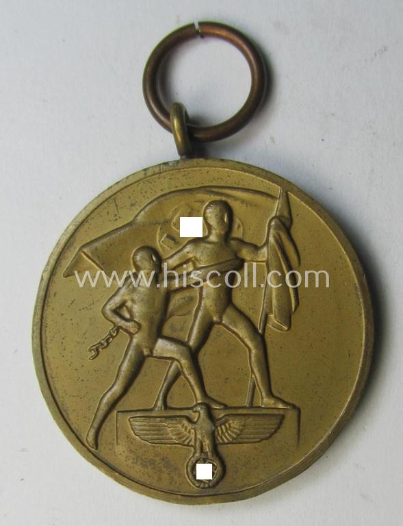 Superb, WH Czech occupation-medal '1 October 1938' and accompanying (mint- & non-confectioned) ribbon (ie. 'Bandabschnitt') that comes stored in its original, carton-based pouch as was produced by the maker: 'Eugen Schmidhäussler'