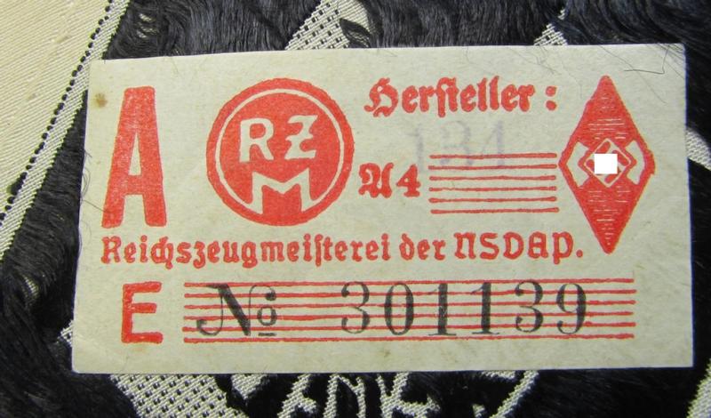 Attractive, DJ- (ie. 'Deutsches Jungvolk'-) so-called: 'Leistungsabzeichen in Schwarz in Stoff' (or: cloth-based, black-class youth sports'-badge) being a cloth-based version as executed in the neat: 'BeVo'-weave pattern