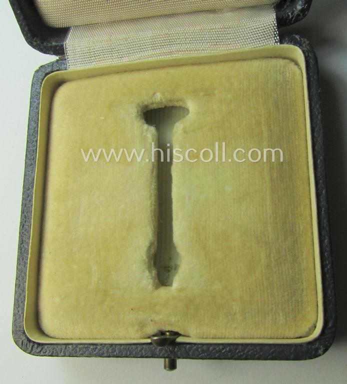 Attractive - albeit regrettably empty! - typical darker-greenish-toned etui as was specifically produced to store an: 'Eisernes Kreuz 1. Klasse' (or: Iron Cross 1st class) by the maker: 'Klein u. Quenzer A.G.'