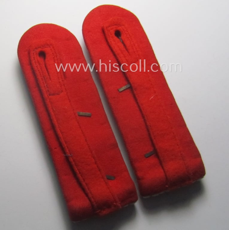 Truly used- and/or worn, 4-pieced WH (LW) insignia-set comprising of a pair of hand-embroidered, WH (Luftwaffe) officers'-type collar-patches and dito shoulderboards: 'Hauptmann der Flak-Artillerie-Trpn.'