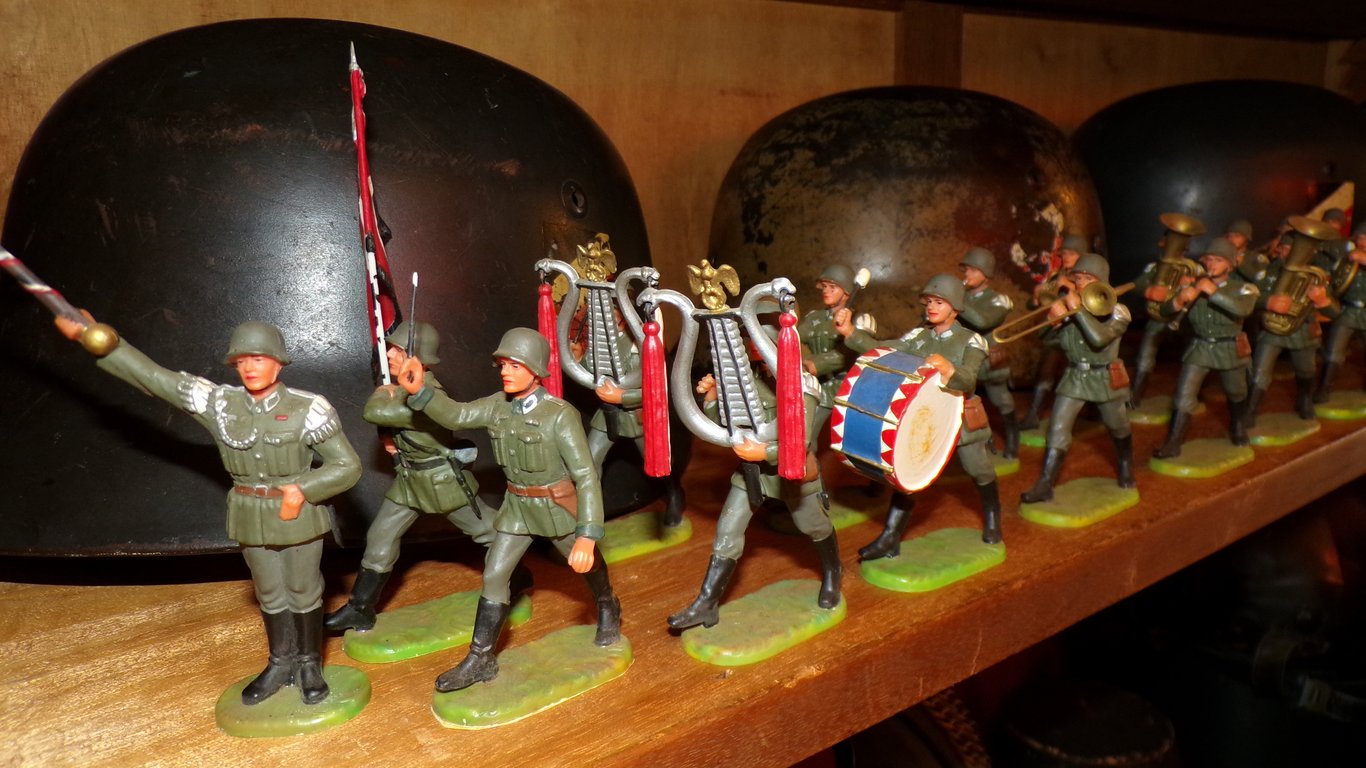 Exceptional 27-Piece Elastolin WWII Whermacht Band