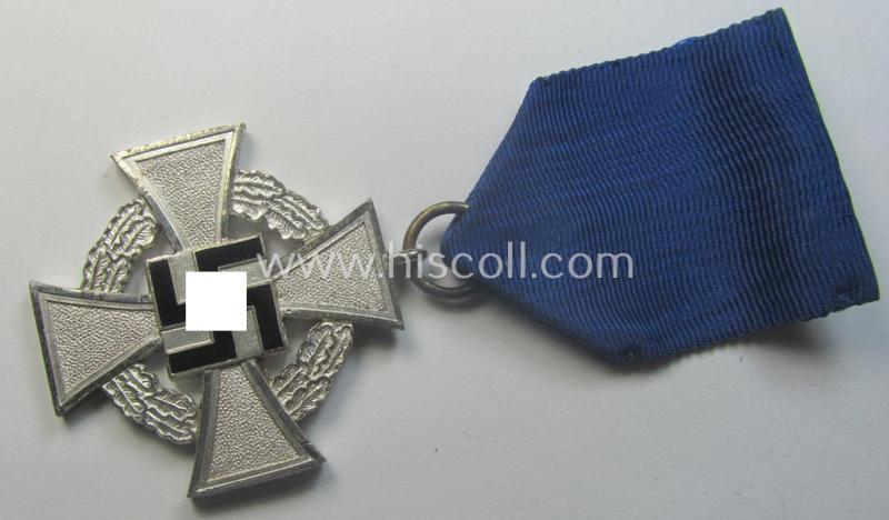 'Treuedienst Ehrenzeichen 2. Klasse' that comes stored in its maker- (ie. 'Wächtler & Lange'-) marked, two-pieced etui