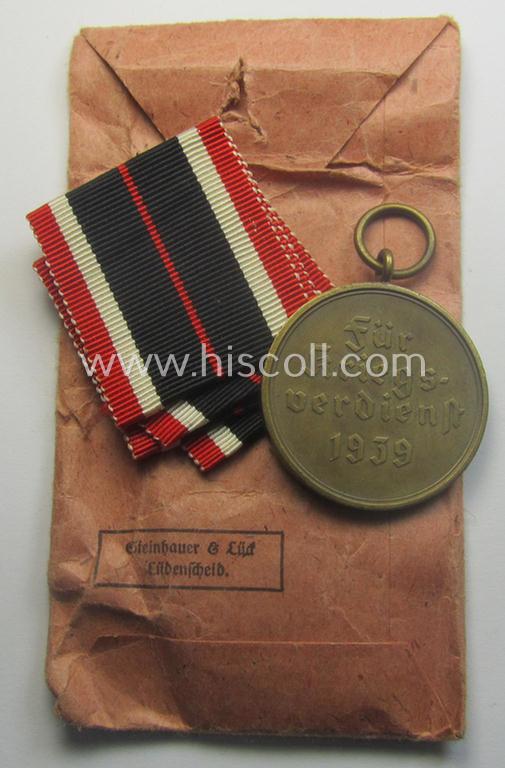 'Kriegsverdienstmedaille 1939'-set comprising of a non-maker-marked- (and/or: typical 'Buntmetall'-based!) specimen that came together with its period-ribbon and 'Zellstoff'-based pouch by the maker: 'Steinhauer & Lück'