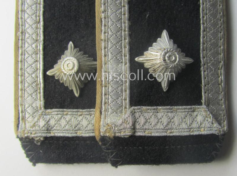 Superb pair of Waffen-SS NCO-type shoulderstraps as piped in the white-coloured branchcolour as was intended for usage by an: 'SS-Oberscharführer' who served within the: 'Waffen-SS Infanterie-Trpn.'
