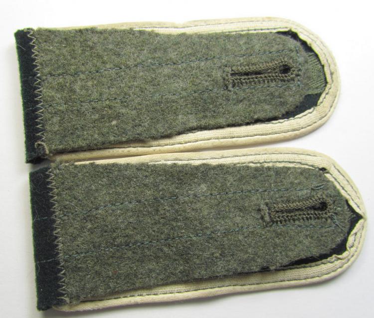 Stunning - and/or fully matching! - pair of WH (Heeres) later-war-period so-called: 'M44'-styled. EM-type, 'cyphered' shoulderstraps as was intended for a: 'Soldat der Inf.-Truppen u. Mitglied einer Unteroffiziersschule'