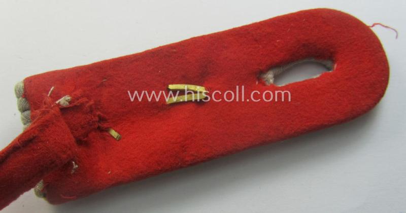 Single, WH (Heeres) neatly 'cyphered', officers-pattern shoulderboard as intended for an: 'Oberleutnant u. Mitglied einer Art.-Beo.-Abts.'