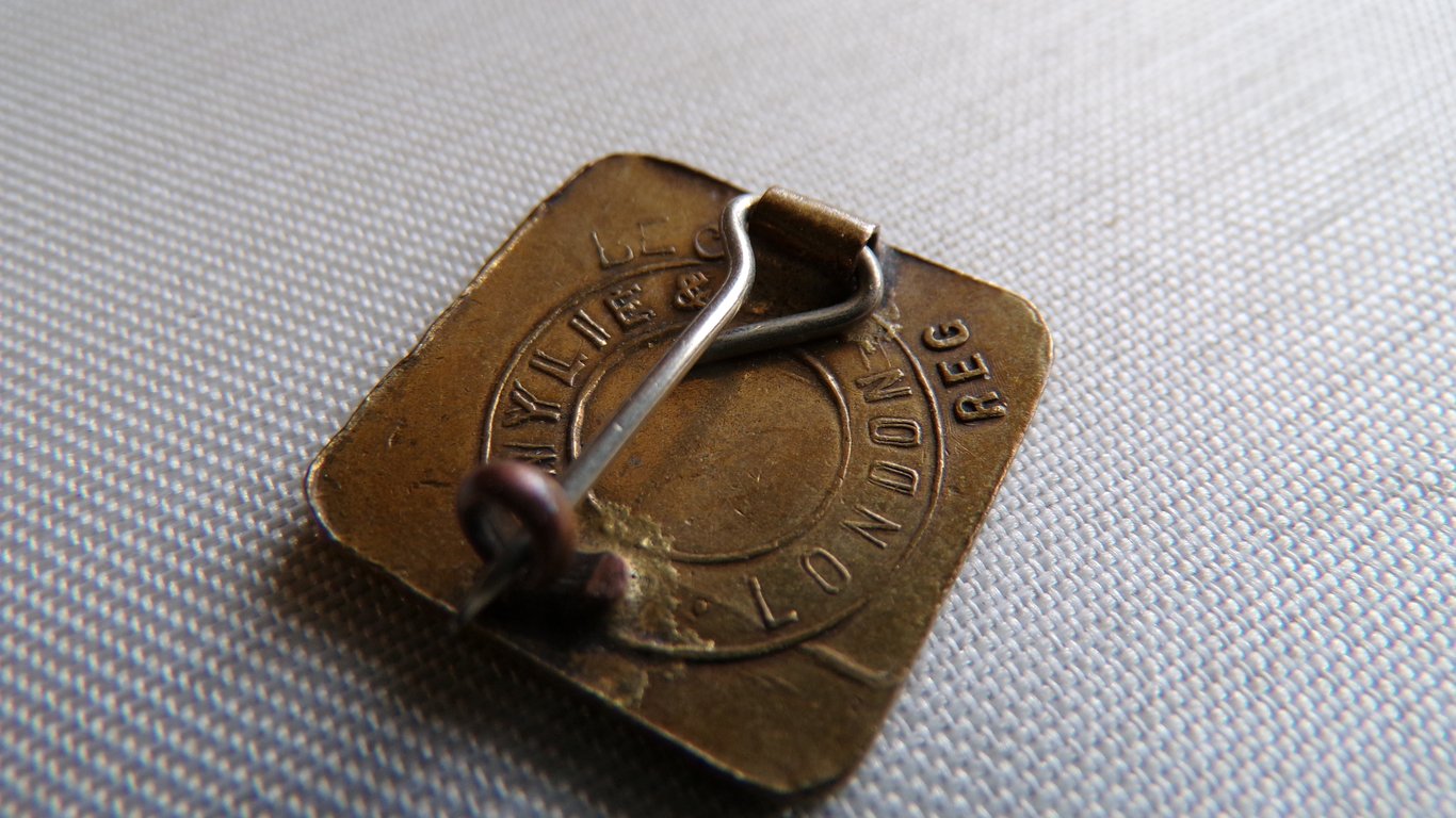 WWI British National War Savings Committee Badge