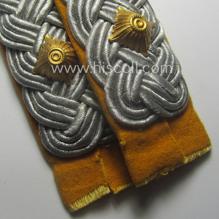 Pair of WH (Luftwaffe) higher-ranked, officers'-type shoulderboards as was intended for usage by an: 'Oberstleutnant eines Flieger- o. Fallschirmjäger-Rgts.'