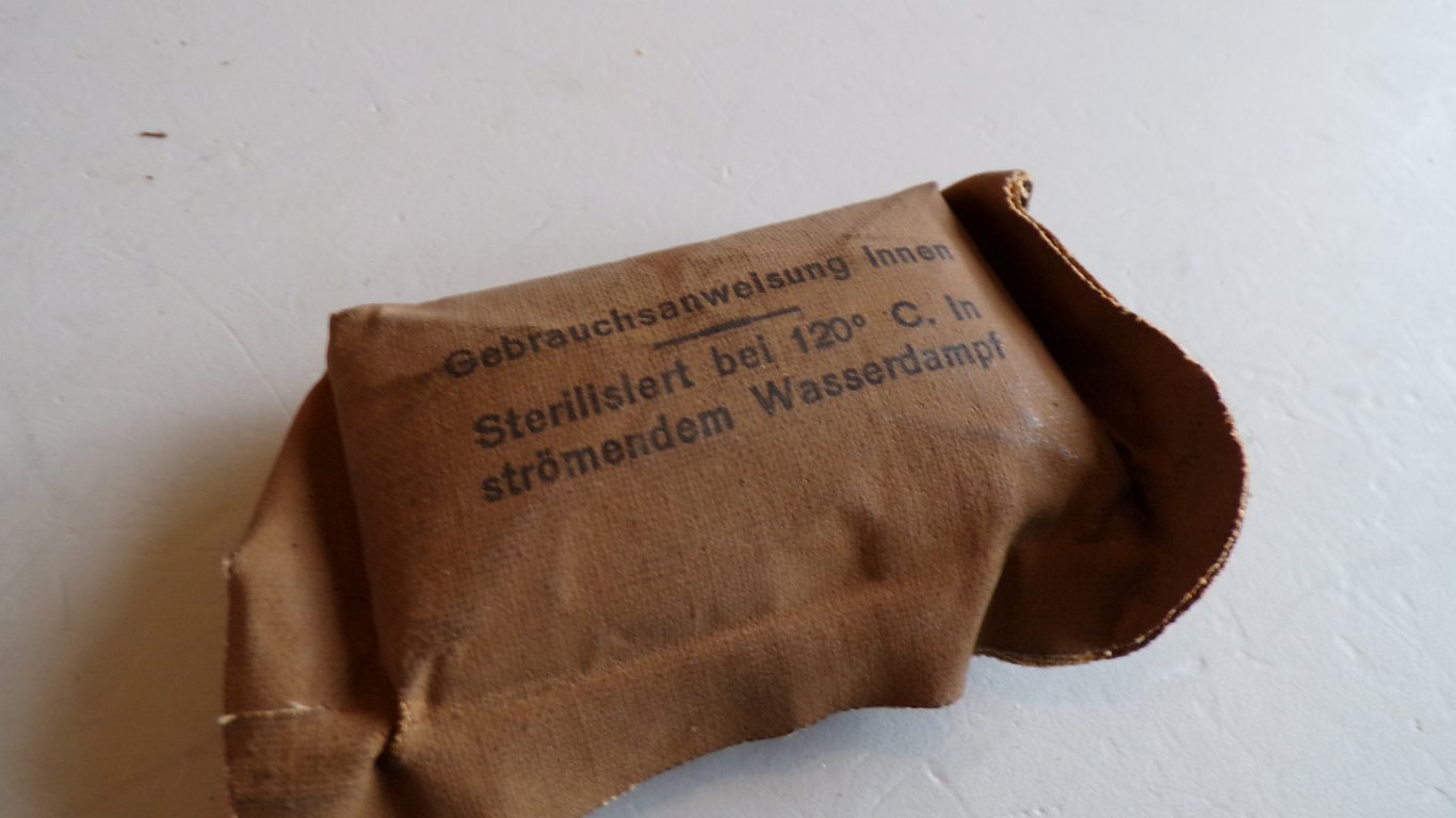 Verbandpäckchen (field dressing) 1944