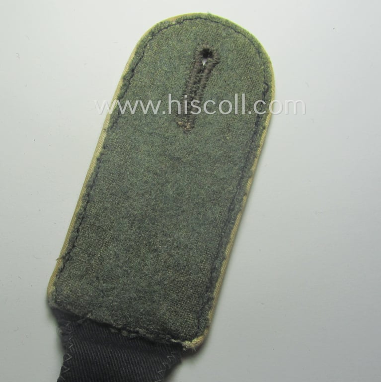 Single, Waffen-SS, EM-type shoulderstrap as piped in the white-coloured branchcolour: 'SS-Mann der Infanterie-Trpn.'