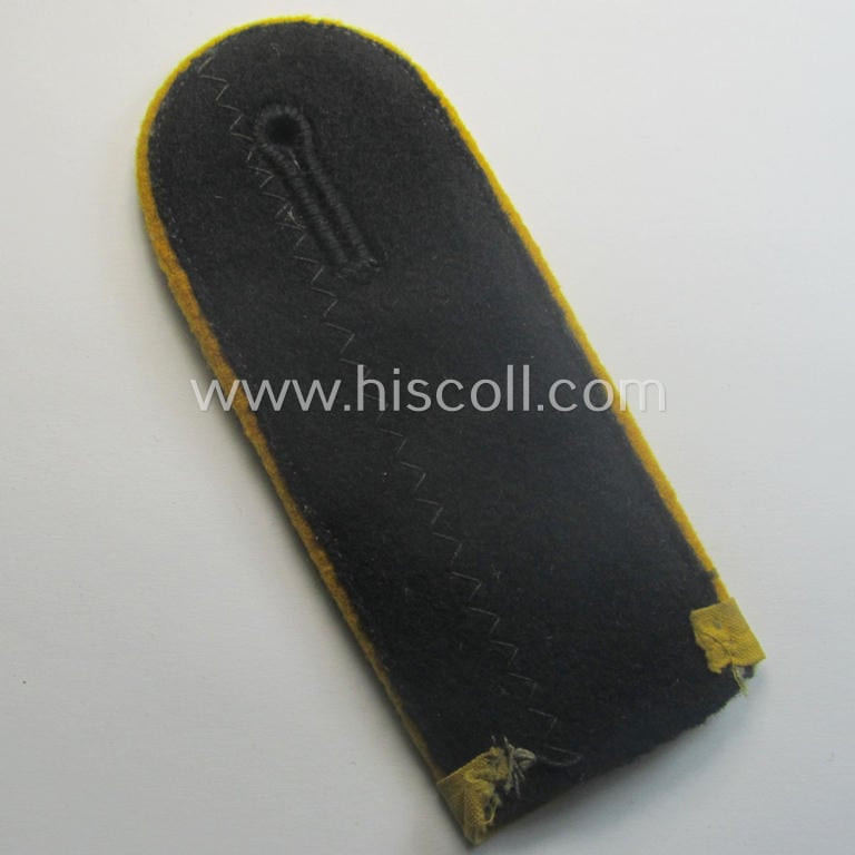 Single, black-coloured, WH (Heeres) 'cyphered', EM-type shoulderstrap as was intended for a: 'Soldat einer Panzer-Aufklärungs-Abtlgs.'