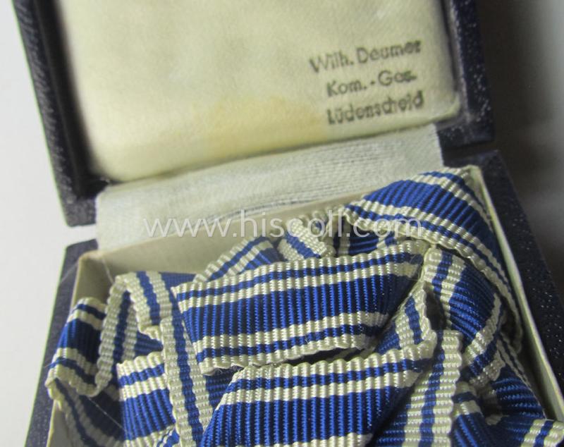 'Ehrenkreuz der deutschen Mutter - erste Stufe' (or mothers'-cross in gold) that comes stored in its original and/or neatly maker- (ie. 'Wilh. Deumer - Kom.Ges. - Lüdenscheid'-) marked etui as issued and/or recently found
