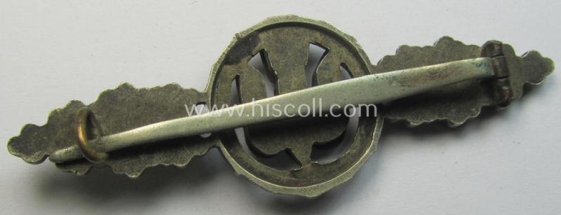 Attractive, tombak- (ie. 'Buntmetall'-) based- and/or non-maker-marked example of a WH (Luftwaffe) 'Frontflugspange für Kampfflieger in Silber' as presumably produced by the: 'C.E. Juncker'-company