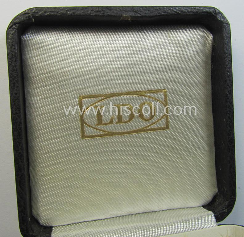 Superb - albeit regrettably empty but nevertheless very desirable! - etui for an: 'Eisernes Kreuz 1. Kl.' (or: Iron Cross 1st class) being a clearly 'LDO'-marked example that comes in an overall very nicely preserved condition