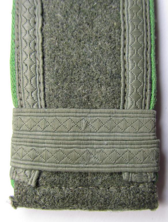 Single - but nevertheless scarcely found! - WH (Heeres) I deem mid-war period- (ie. 'M43'-pattern-) NCO-type shoulderstrap as was intended for usage by an: 'Unteroffizier u. Offiziers-Anwärter der Panzer-Grenadier-Truppen'