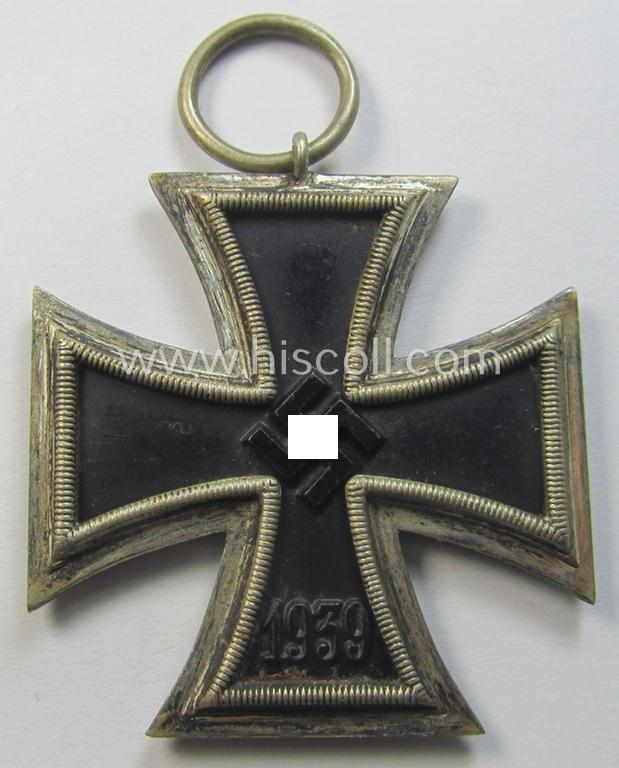 'Eisernes Kreuz II. Klasse' being a non-maker-marked example that comes together with its original- and once-mounted ribbon (ie. 'Bandabschnitt') as was produced by a (by me) unidentified maker (ie. 'Hersteller')