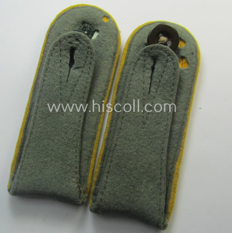 Pair of WH (Heeres) early-war-period- (ie. 'M40'-pattern, 'tailor-made') NCO-type shoulderstraps: 'Uffz. u. Mitglied eines Kav. o. Aufklärungs-Rgts.'
